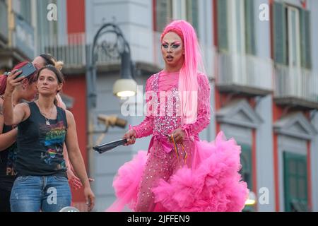 Neapel, Kampanien, Italien. 2.. Juli 2022. 02/07/2022 Neapel, heute Nachmittag fand die Neapel Gay Pride statt, viele Stadtbehörden, Verbände und Frauen und Männer der Show waren anwesend und mehr als 3000 Tausend Menschen marschierten auf den Straßen der Stadt. (Bild: © Fabio Sasso/ZUMA Press Wire) Stockfoto