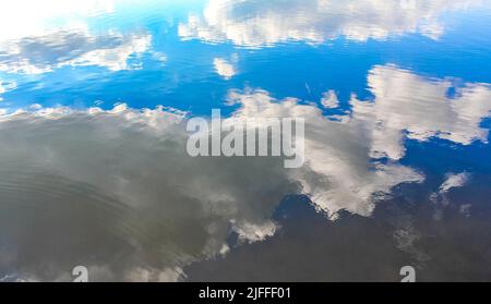 Norddeutsch Stoteler See blaues Wasser mit Wolkenspiegelung und Naturlandschaftspanorama im Stotel Loxstedt Cuxhaven Niedersachsen Deutschland. Stockfoto