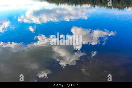 Norddeutsch Stoteler See blaues Wasser mit Wolkenspiegelung und Naturlandschaftspanorama im Stotel Loxstedt Cuxhaven Niedersachsen Deutschland. Stockfoto