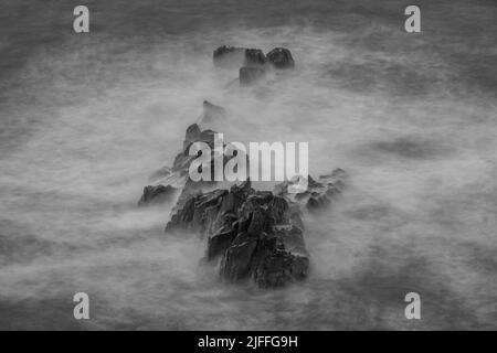 Felsen, Wellen und die Rugged Landscape of Neist Point auf der Isle of Skye, Schottland Stockfoto