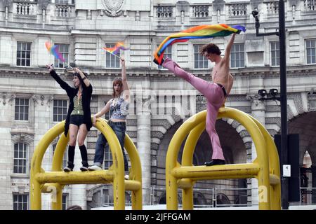 London, Großbritannien, 0. Juli 2022 Feiern auf den Sicherheitsbars am Eingang der Mall, vor dem Admiralty Arch. Gay Pride Parade 50 Jahre Jubiläum. Kredit: JOHNNY ARMSTEAD/ Alamy Live Nachrichten Stockfoto