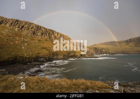 Felsen, Wellen und die Rugged Landscape of Neist Point auf der Isle of Skye, Schottland Stockfoto