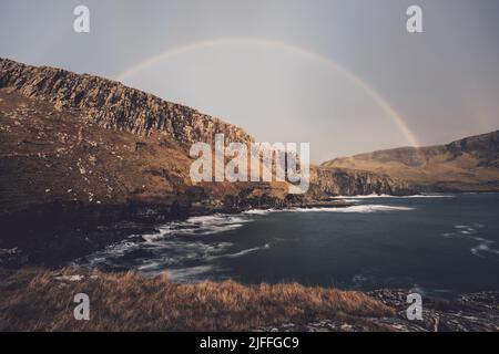 Felsen, Wellen und die Rugged Landscape of Neist Point auf der Isle of Skye, Schottland Stockfoto