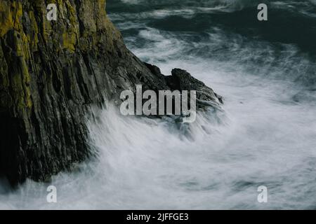 Felsen, Wellen und die Rugged Landscape of Neist Point auf der Isle of Skye, Schottland Stockfoto