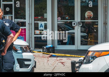 2. Juli 2022: Mitarbeiter von Dunkin' Donuts schauen aus dem Schaufenster, nachdem vor ihr in Manhattans Lower East Side, New York, ein Mann geschossen wurde Stockfoto