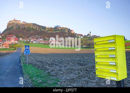 Große gelbe Briefkasten in der Nähe der mittelalterlichen Burg Riegersburg auf einem schlafenden Vulkan, berühmte Touristenattraktion in der Steiermark, Österreich Stockfoto