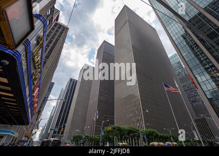 New York, New York, USA. 2.. Juli 2022. 2. Juli 2022: New York, USA: Die XYZ-Gebäude im internationalen Stil, auch bekannt als das Rockefeller Center Annex in Midtown Manhattan. Von rechts nach links: 1211 6. Avenue, 1221 6. Avenue und 1251 6. Avenue entlang der Avenue of the Americas. Die Gebäude wurden im Laufe der Jahre von Mietern wie News Corp, Fox News, The New York Post, Wall Street Journal, der Howard Stern Show und Exxon verankert. (Bild: © Taidgh Barron/ZUMA Press Wire) Stockfoto