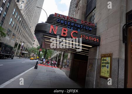 New York, New York, USA. 2.. Juli 2022. 2. Juli 2022: New York, USA: Das Festzelt für die NBC Studios auf der 30 Rockefeller Plaza, wo Studio 8H, Saturday Night Live, der Rainbow Room und die Aussichtsplattform Top of the Rock in Midtown Manhattan stattfinden. (Bild: © Taidgh Barron/ZUMA Press Wire) Stockfoto