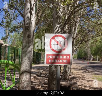 Schild auf spanisch: Baden verboten. Stockfoto