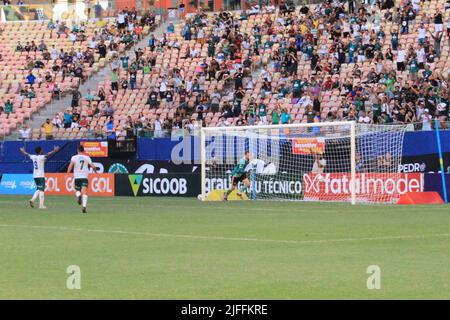 Manaus, Amazonas, Brasilien. 2.. Juli 2022. Brasilianische Fußballmeisterschaft - Dritte Division: Manaus vs Ferroviario-CE. 2. Juli 2022, Manaus, Amazonas, Brasilien: Fußballspiel zwischen Manaus und Ferroviario-CE, gültig für die Brasilianische Fußballmeisterschaft - Dritte Division, die am Samstag (2) in der Arena da Amazonia in Manaus, Amazonas, ausgetragen wird. Manaus Team gewann das Spiel mit dem Score von-4-2. Bild: Josemar Antunes/Thenews2 (Bild: © Josemar Antunes/TheNEWS2 via ZUMA Press Wire) Stockfoto