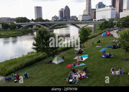 Columbus, Usa. 02.. Juli 2022. Im Bicentennial Park haben Menschen Decken, zusammenklappbare Stühle und Zelte aufgestellt, um sich auf das Feuerwerk am 4. Juli in der Innenstadt von Columbus vorzubereiten. Die Menschen kamen, um den 4. Juli außerhalb der Innenstadt von Ohio während des jährlichen Feuerwerks Spektakels zu feiern, das als „Rot, Weiß und Boom!“ bekannt ist. Am Samstag, den 1. Juli 2022 in Columbus, Ohio. (Foto von Stephen Zenner/SOPA Images/Sipa USA) Quelle: SIPA USA/Alamy Live News Stockfoto