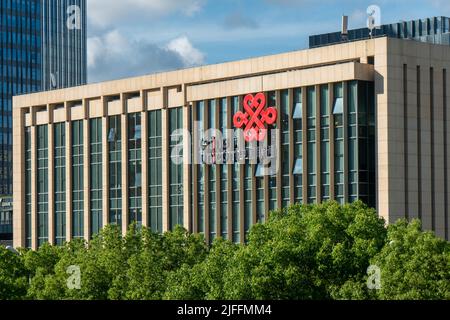 SHANGHAI, CHINA - 2. JULI 2022 - China Unicom Bürogebäude im Bezirk Yangpu, Shanghai, China, 2. Juli 2022. Stockfoto