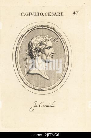 Büste im Profil von Gaius Julius Caesar, römischer General und Staatsmann, 100 v. Chr. – 44 v. Chr. Mit Lorbeerkranz, Stern und Lituusquok. In Karneol. C. Giulio Cesare. In Corniola. Kupferstich von Giovanni Battista Galestruzzi nach Leonardo Agostini aus Gemmae et Sculpturae Antiquae Depicti ab Leonardo Augustino Senesi, Abraham Blooteling, Amsterdam, 1685. Stockfoto