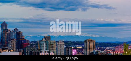Skyline-Panorama in der Innenstadt mit Mount Rainier bei Sonnenuntergang vom Kerry Park in Seattle, Washington Stockfoto