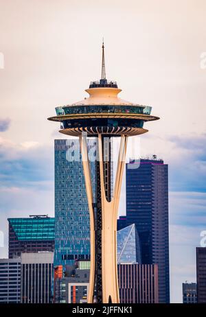 Panorama der Skyline von Seattle mit der Seattle Space Needle bei Sonnenuntergang vom Kerry Park in Seattle, WA Stockfoto