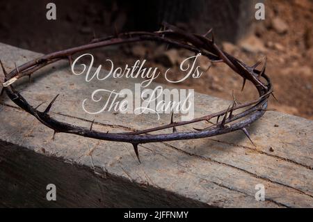 Christlicher Gebetstext - würdig ist das Lamm. Mit Dornenkrone auf altem Holzhintergrund. Christentum Konzept. Stockfoto