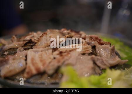 Grill Barbecue auf einer Pfanne und Hot Pot Street Buffet im thailändischen Stil (selektiver Fokus). Stockfoto