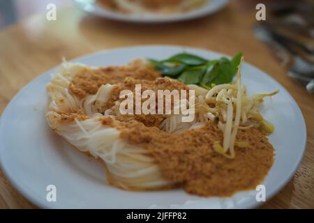 Reis-Vermicelli mit Fisch-Sauce, Fisch-Sauce, Thai-Food-Set aus nächster Nähe im Vollformat Stockfoto
