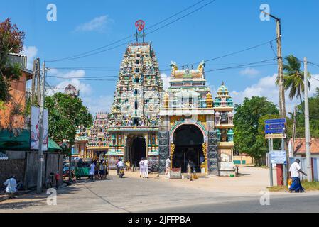 TRINCOMALEE, SRI LANKA - 10. FEBRUAR 2020: Blick auf den alten Hindu-Tempel von Sri Bhadrakali Amman Kovil (Kali Kovil) an einem sonnigen Tag Stockfoto