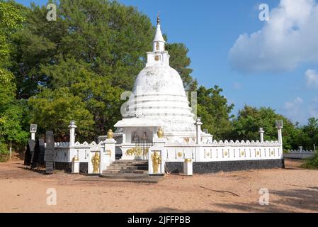 TRINCOMALEE, SRI LANKA - 10. FEBRUAR 2020: Buddhistischer Stupa auf dem Gelände des Vijayangarama-Tempels an einem sonnigen Tag. Trincomalee, Sri Lanka Stockfoto