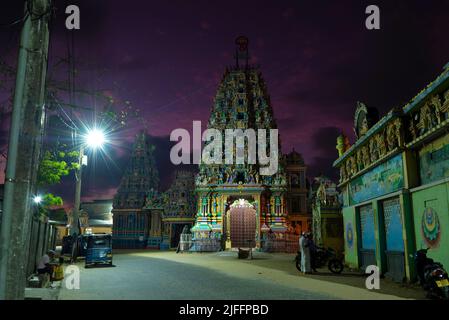 TRINCOMALEE, SRI LANKA - 10. FEBRUAR 2020: Am späten Abend im Sri Bhadrakali Amman Kovil (Kali Kovil) alten Hindu-Tempel Stockfoto