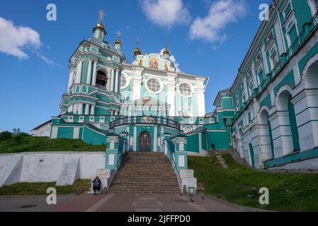 SMOLENSK, RUSSLAND - 04. JULI 2021: An einem sonnigen Julimorgen in der alten Kathedrale der Himmelfahrt der seligen Jungfrau Maria Stockfoto