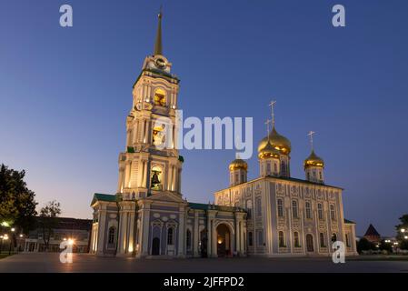 Blick auf die antike Mariä-Himmelfahrt-Kathedrale im Tula-Kreml in der Junidämmerung. Russland Stockfoto