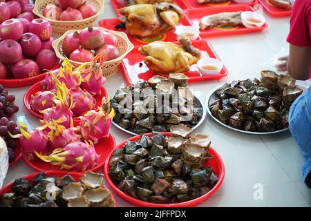 Konzentrieren Sie sich auf Nian Gao. Dessert der chinesischen Neujahrs-Feier unter von Früchten und Dampf-Huhn Stockfoto