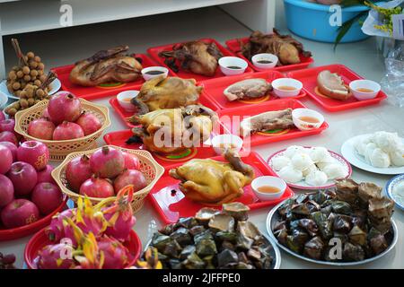 Konzentrieren Sie sich auf Dampf Huhn des chinesischen Neujahrs Feier unter von Früchten und Dessert des chinesischen Neujahrs Stockfoto