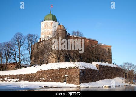 Schloss Vyborg aus der Nähe an einem sonnigen Januartag. Leningrad, Russland Stockfoto