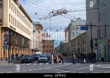 SANKT PETERSBURG, RUSSLAND - 23. MAI 2022: Blick auf den Beginn der Suworowski Allee an einem sonnigen Maitag Stockfoto