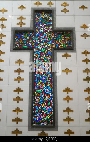 Inglewood, California, USA 29. June 2022 Buntglasfenster im Mausoleum des Goldenen Westens auf dem Inglewood Park Cemetery am 29. Juni 2022 in Inglewood, Los Angeles, Kalifornien, USA. Foto von Barry King/Alamy Stockfoto Stockfoto