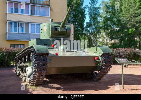 STARAYA RUSSA, RUSSLAND - 25. JUNI 2022: Sowjetischer leichter Panzer T-26, der während des Großen Vaterländischen Krieges an den Schlachten an der Nordwestfront teilnahm Stockfoto