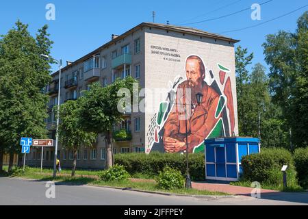 STARAYA RUSSA, RUSSLAND - 25. JUNI 2022: Graffiti mit dem russischen Klassiker F.M. Dostojewski an der Wand eines Wohnhauses Stockfoto