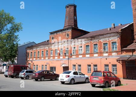 STARAYA RUSSA, RUSSLAND - 25. JUNI 2022: Das alte Gebäude der ehemaligen Feuerwache an einem sonnigen Junitag Stockfoto