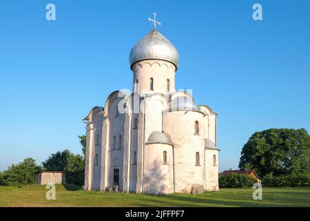 Mittelalterliche Kirche des Erlösers auf Nereditsa an einem sonnigen Junimorgen. Nachbarschaft von Veliky Nowgorod, Russland Stockfoto