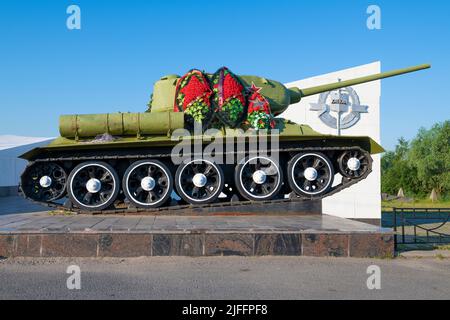 WELIKI NOWGOROD, RUSSLAND - 26. JUNI 2022: Panzerdenkmal T-34-85 zum Gedenken an die Soldaten der 28. und 3. Panzerdivisionen, die Nov. verteidigten, installiert Stockfoto