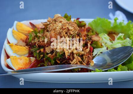 Thai-Bohnensalat mit Garnelen und mittelgekochten Eiern Stockfoto