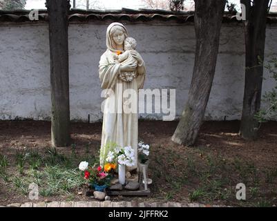 Maria mit dem Jesuskind in ihren Armen Stockfoto