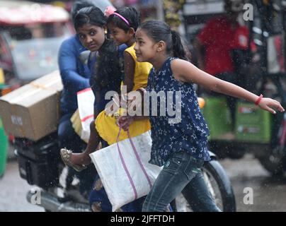 Pendler laufen bei starken Regenfällen in Agartala. Tripura, Indien. Stockfoto