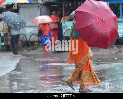 Pendler laufen bei starken Regenfällen in Agartala. Tripura, Indien. Stockfoto