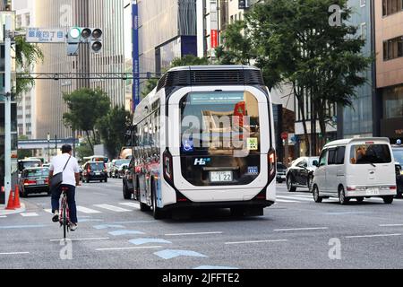 TOKIO, JAPAN - 29. Juni 2022: Am späten Nachmittag Verkehr in Tokyos Ginza-Gegend, einschließlich eines hydrogn-Brennstoffzellen-Busses, eines VON TOEI betriebenen Toyota FC Bus. Stockfoto