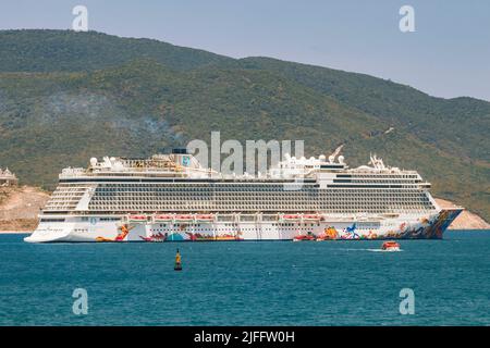 Nha Trang, Vietnam - 16. April 2019: Kreuzschiff im Südchinesischen Meer. Auf dem Hintergrund des Berges. Stockfoto