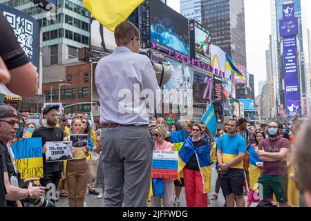 New York, Usa. 02.. Juli 2022. NEW YORK, NEW YORK - 02. JULI: Aktivist spricht am 2. Juli 2022 auf dem Times Square in New York City mit Menschen mit Flaggen und Schildern bei einem Protest zur Unterstützung der Ukraine. Kredit: SOPA Images Limited/Alamy Live Nachrichten Stockfoto