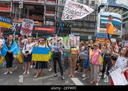 New York, Usa. 02.. Juli 2022. NEW YORK, NEW YORK - 02. JULI: Menschen halten am Times Square am 2. Juli 2022 in New York City Fahnen und Schilder bei einem Protest zur Unterstützung der Ukraine. Kredit: SOPA Images Limited/Alamy Live Nachrichten Stockfoto