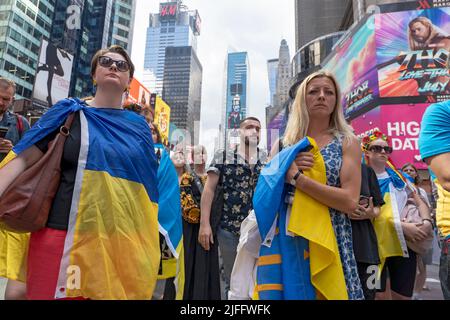 New York, Usa. 02.. Juli 2022. NEW YORK, NEW YORK - 02. JULI: Frauen mit ukrainischen Flaggen nehmen am 2. Juli 2022 an einem Protest zur Unterstützung der Ukraine auf dem Times Square in New York City Teil. Kredit: SOPA Images Limited/Alamy Live Nachrichten Stockfoto