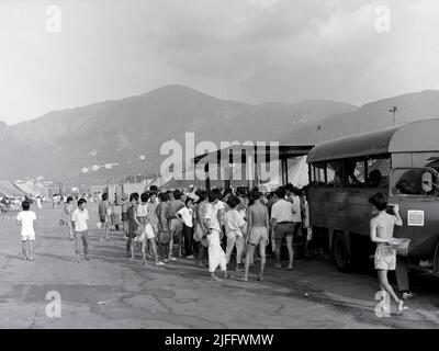 Das vietnamesische Untersuchungsgefängnis Shek Kong wurde 1989 in wenigen Wochen am westlichen Ende der Militärpiste in Shek Kong, New Territories, Hongkong, errichtet. Auf der Start- und Landebahn wurden Zelte aufgestellt, und das Gras auf beiden Seiten wurde von einem Metallzaun umgeben, der von Stacheldraht gekrönt wurde. Zehntausende vietnamesische Asylbewerber sind in den Jahren der Operation Photo, die im Dezember 1990 aufgenommen wurde, durch das Lager gegangen. Stockfoto