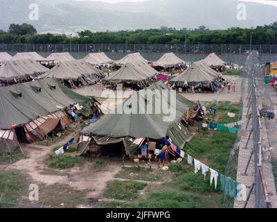 Das vietnamesische Untersuchungsgefängnis Shek Kong wurde 1989 in wenigen Wochen am westlichen Ende der Militärpiste in Shek Kong, New Territories, Hongkong, errichtet. Auf der Start- und Landebahn wurden Zelte aufgestellt, und das Gras auf beiden Seiten wurde von einem Metallzaun umgeben, der von Stacheldraht gekrönt wurde. Zehntausende vietnamesische Asylbewerber sind in den Jahren ihrer Operation durch das Lager gegangen. Foto aufgenommen im Dezember 1990. Stockfoto