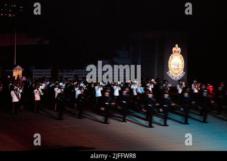 Festumzug „die Rückzugszeit schlagen“ unter Flutlicht, an der Hong Kong Police Training School (jetzt die „Polizeischule“), Aberdeen, Hongkong, China, November 1992 Stockfoto