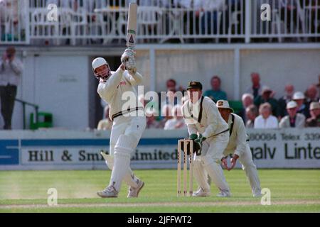 Graeme Hick hat mit 187 Punkten geschlagen, - Ian Healy (aus) Keeping Wicket, Tour Match, Worcestershire gegen Australier, New Road, Worcester, Großbritannien, 5.. Bis 7.. Mai 1993 Stockfoto